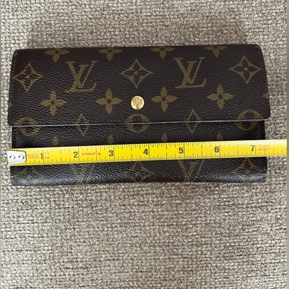 AUTHENTIC LV MONO SARAH WALLET - Picture 2 of 14